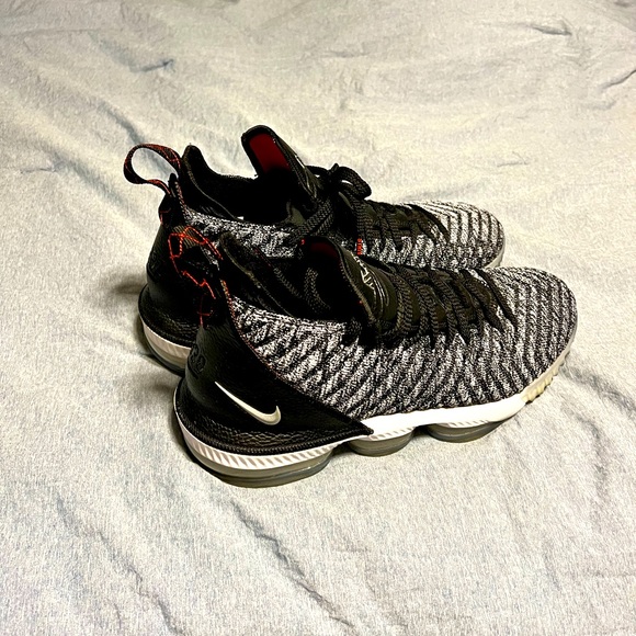 Lebron’s size 10 1/2 barley worn at all - Picture 1 of 3